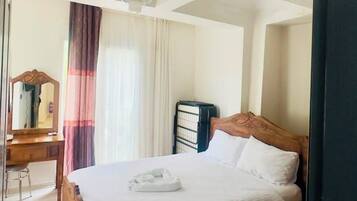 Quarto clássico, sacada, vista para a cidade | Banheiro | Chuveiro, secador de cabelo, toalhas de banho, sabonete