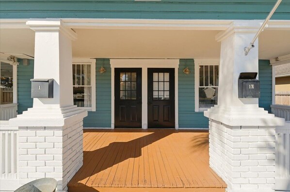 Exterior detail - Historic Lemon Porch: Walk to Lake Mirror & Downtown (Lakeland)