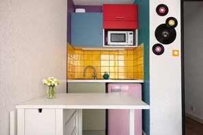 Kühlschrank, Mikrowelle, Wasserkocher mit Kaffee-/Teezubehör, Toaster