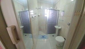 Dusche, Haartrockner, Toilettenpapier