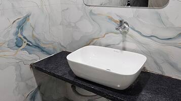 Dobbeltrom – deluxe, byutsikt | Bad