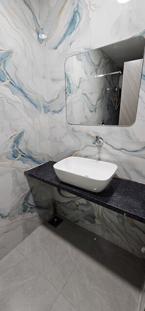 Deluxe Double Room, City View | Bathroom - Hotel HR King (Ahmedabad)