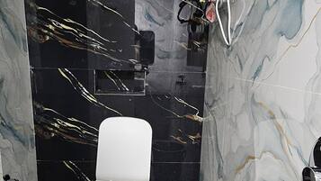 Dobbeltrom – deluxe, byutsikt | Bad