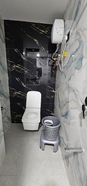 Deluxe Double Room, City View | Bathroom - Hotel HR King (Ahmedabad)