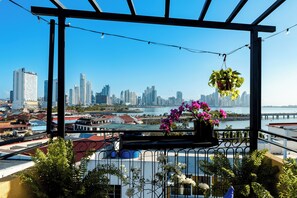 Property grounds - Located in the heart of Casco Viejo’s nightlife 🎶🌃<br>Steps from bars and nightclubs, perfect for those who want a lively vibe 🍸🕺<br>There is nighttime noise due to the nightclub area 🔊✨ (Casco viejo)