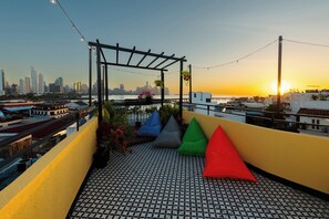 Property grounds - Located in the heart of Casco Viejo’s nightlife 🎶🌃<br>Steps from bars and nightclubs, perfect for those who want a lively vibe 🍸🕺<br>There is nighttime noise due to the nightclub area 🔊✨ (Casco viejo)