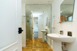 Bathroom - Located in the heart of Casco Viejo’s nightlife 🎶🌃<br>Steps from bars and nightclubs, perfect for those who want a lively vibe 🍸🕺<br>There is nighttime noise due to the nightclub area 🔊✨ (Casco viejo)