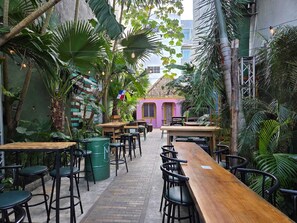 Outdoor dining - Located in the heart of Casco Viejo’s nightlife 🎶🌃<br>Steps from bars and nightclubs, perfect for those who want a lively vibe 🍸🕺<br>There is nighttime noise due to the nightclub area 🔊✨ (Casco viejo)