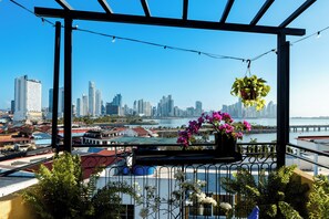 Property grounds - Located in the heart of Casco Viejo’s nightlife 🎶🌃<br>Steps from bars and nightclubs, perfect for those who want a lively vibe 🍸🕺<br>There is nighttime noise due to the nightclub area 🔊✨ (Casco viejo)