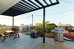 Outdoor dining - Located in the heart of Casco Viejo’s nightlife 🎶🌃<br>Steps from bars and nightclubs, perfect for those who want a lively vibe 🍸🕺<br>There is nighttime noise due to the nightclub area 🔊✨ (Casco viejo)