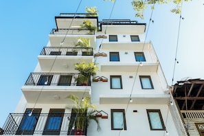 A multi-story building with balconies, windows, and outdoor plants. - Located in the heart of Casco Viejo’s nightlife 🎶🌃<br>Steps from bars and nightclubs, perfect for those who want a lively vibe 🍸🕺<br>There is nighttime noise due to the nightclub area 🔊✨ (Casco viejo)
