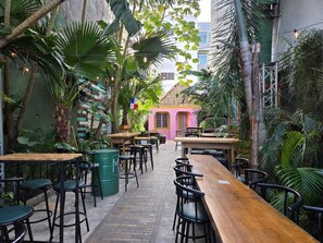 Outdoor dining - Located in the heart of Casco Viejo’s nightlife 🎶🌃<br>Steps from bars and nightclubs, perfect for those who want a lively vibe 🍸🕺<br>There is nighttime noise due to the nightclub area 🔊✨ (Casco viejo)