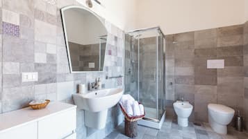 Villa (2 Bedrooms) | Bagno | Doccia, bidet, asciugamani