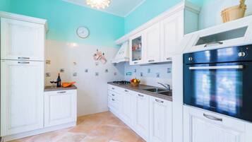 Vila (2 Bedrooms) | Dapur pribadi | Oven dan ketel listrik
