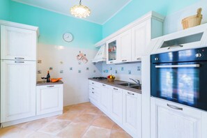 Villa (2 Bedrooms) | Cocina privada | Horno y tetera eléctrica 