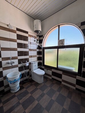 Habitación familiar doble | Baño | Toallas, jabón, champú y papel higiénico