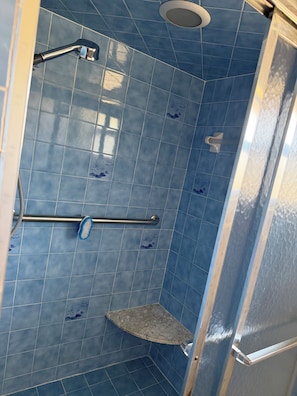 Secadora de cabello, toallas, jabón, papel de baño