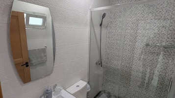 Ducha, toallas, jabón y papel higiénico