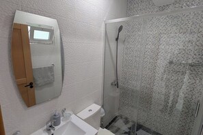 Shower, towels, soap, toilet paper - Modern & Stylish 1BR Apt | Cidadela | Ground Floor (Praia)