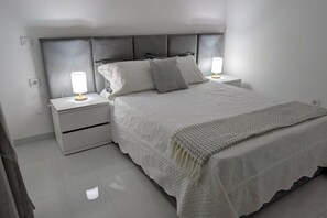 1 bedroom, WiFi, bed sheets - Modern & Stylish 1BR Apt | Cidadela | Ground Floor (Praia)