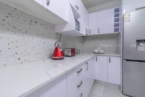 Deluxe Villa, Patio, Garden View | Private kitchen - Greencroft Villa (Kempton Park)