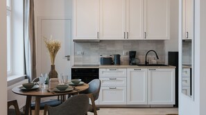 Apartment (3B) | Eigene Küche | Kühlschrank, Herdplatte, Wasserkocher, Kochgeschirr/Geschirr/Besteck