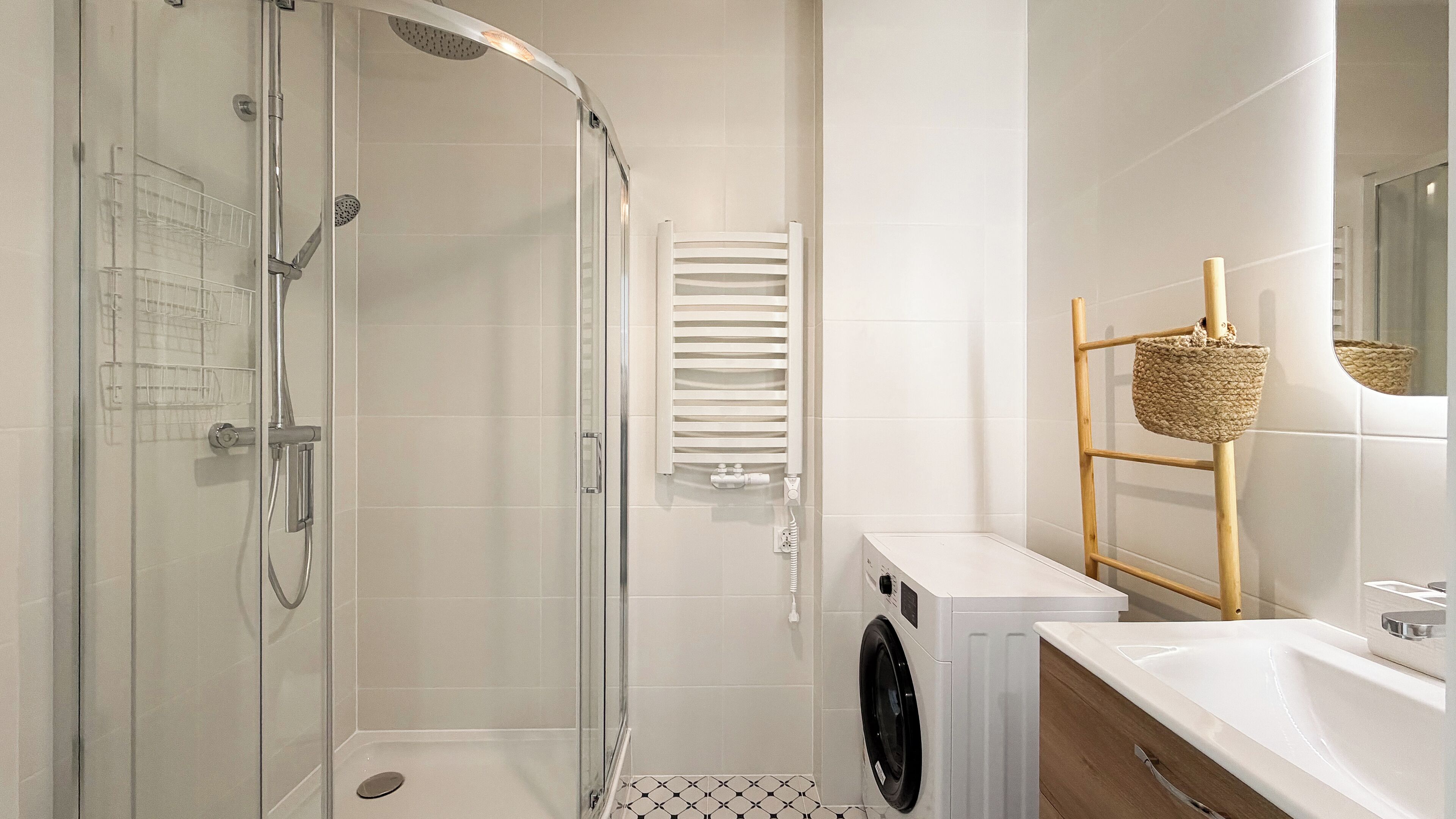 Appartement (3A) | Badkamer | Een douche, een haardroger, handdoeken