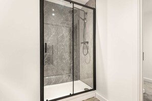 Dusche, Haartrockner, Handtücher, Shampoo