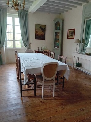 Dining - Maison de campagne familiale avec piscine. (La Sauvetat-de-Savères)