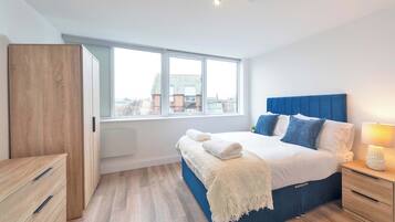 2 bedrooms, desk, iron/ironing board, WiFi