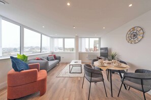Dining - Bright 2BR Apartment at Trinity Point (Gravesend)