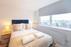 2 bedrooms, desk, iron/ironing board, WiFi - Bright 2BR Apartment at Trinity Point (Gravesend)