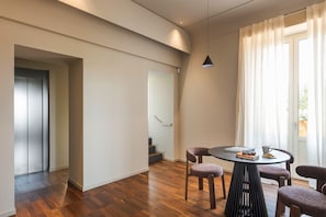A modern interior with a round table, two chairs, and a staircase. - Luxury villa with pool, Etna view - Fiumè, Di Casa In Sicilia (Fiumefreddo di Sicilia)