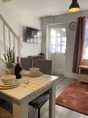 Dining - Comfy place with mezzanine room and parking in central Cambridge (Cambridge)