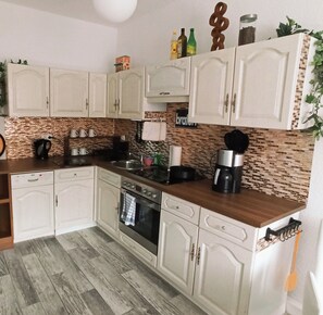 Frigorifero, microonde, forno, piano cottura