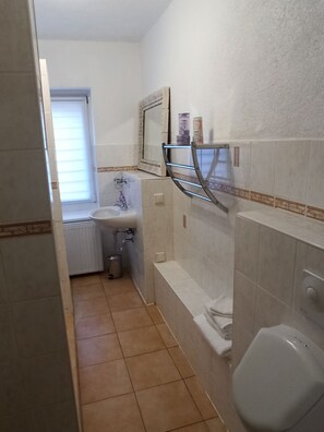 Bathroom - Vrbo Property (Schwarz)