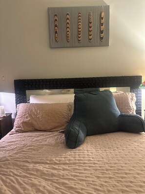 2 bedrooms, iron/ironing board, bed sheets - Cozy 2-bedroom house in awesome Albuquerque with AC (Albuquerque)