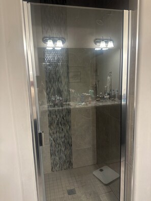 Shower, towels, soap, toilet paper - Cozy 2-bedroom house in awesome Albuquerque with AC (Albuquerque)