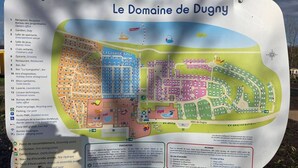 Detaillierte Grundriss von Le Domaine de Dugny mit Zimmernummern, Annehmlichkeiten und Notausgängen.