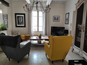 Living area - Maison de charme au calme, 15mn de Nimes et de son passé historique. (Milhaud)