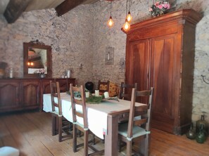 Dining - Maison de charme au calme, 15mn de Nimes et de son passé historique. (Milhaud)