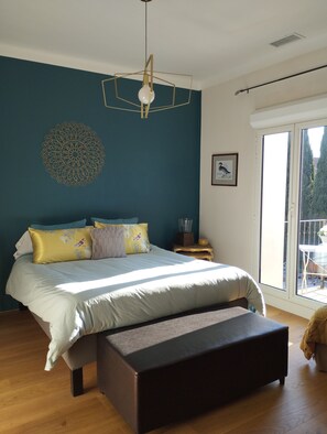 4 bedrooms, iron/ironing board, WiFi, bed sheets - Maison de charme au calme, 15mn de Nimes et de son passé historique. (Milhaud)