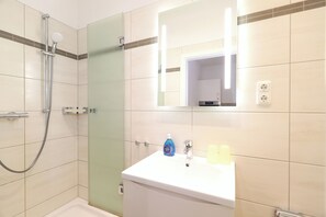 Hair dryer, towels, soap, toilet paper - Appartement Nr. 08 (Rostock)