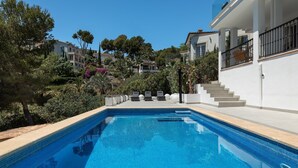 A swimming pool with steps leading up to a building, surrounded by trees and greenery. - Exklusiv Sea View Villa with Pool in Paguera Mallorca Southwest (Peguera)