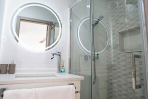 Shower - Bright 3BdR Apt · Walk to Kebra Kanela + Fast WiFi (Praia)