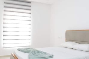 3 bedrooms, iron/ironing board, WiFi - Bright 3BdR Apt · Walk to Kebra Kanela + Fast WiFi (Praia)