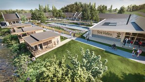 Ein Wellness-Resort mit Außenpools, Holzdeck-Terrassen und einem zentralen Gebäude mit der Aufschrift 'Spa Valle'.