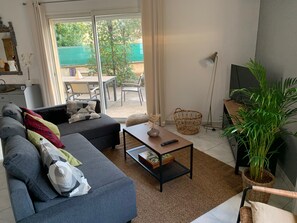 Smart TV, books - Private pool villa, AC & garden – relaxing family stay (6 guests) (Méjannes-lès-Alès)