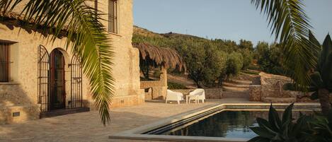 Villa, patio, vue jardin | Piscine