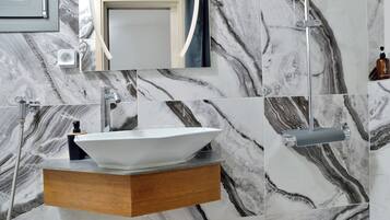 Deluxe-Doppelzimmer, eingeschränkter Meerblick | Badezimmer | Haartrockner, Hausschuhe, Handtücher, Seife